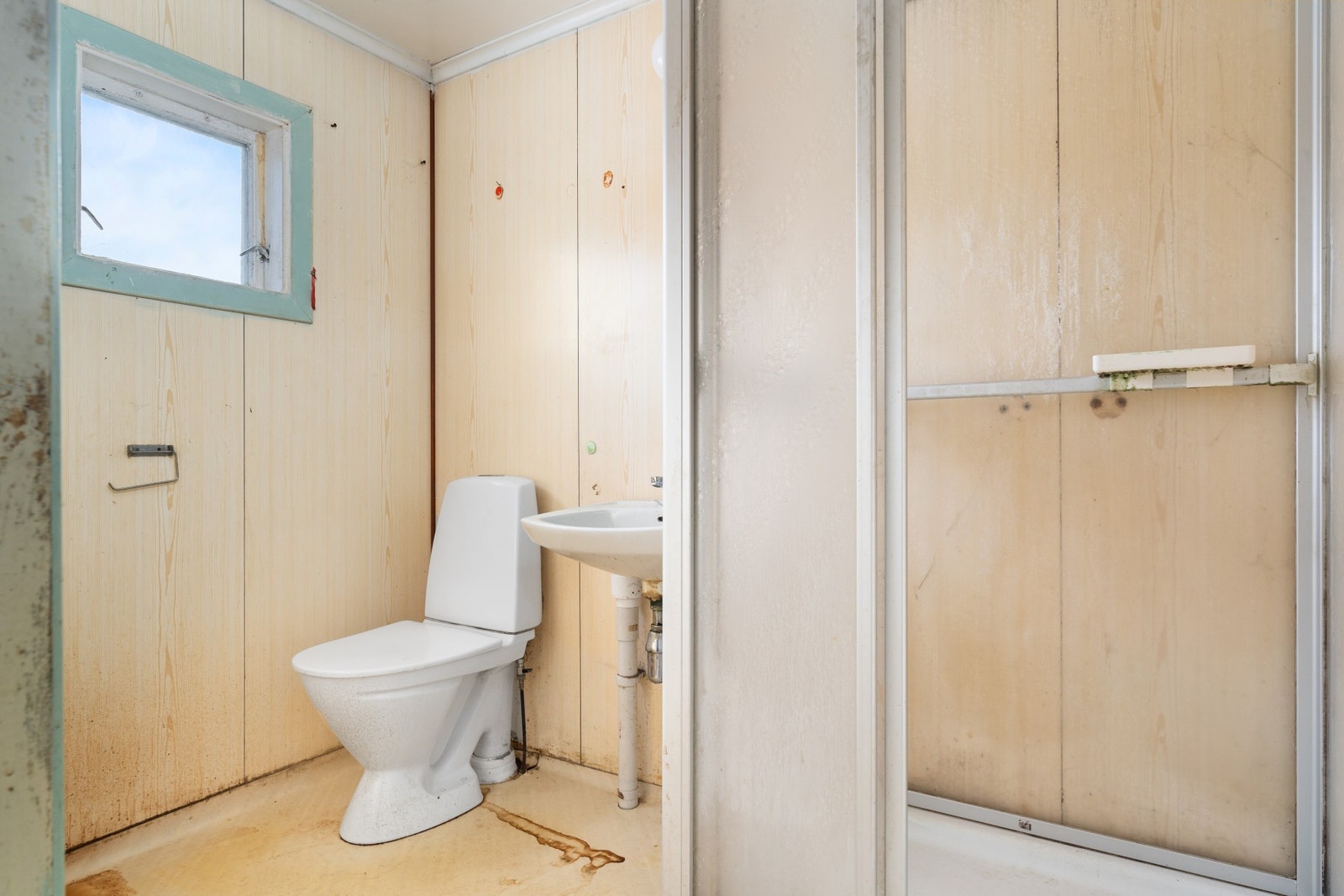 Badet ligger i boligens hovedetasje Galleribilde