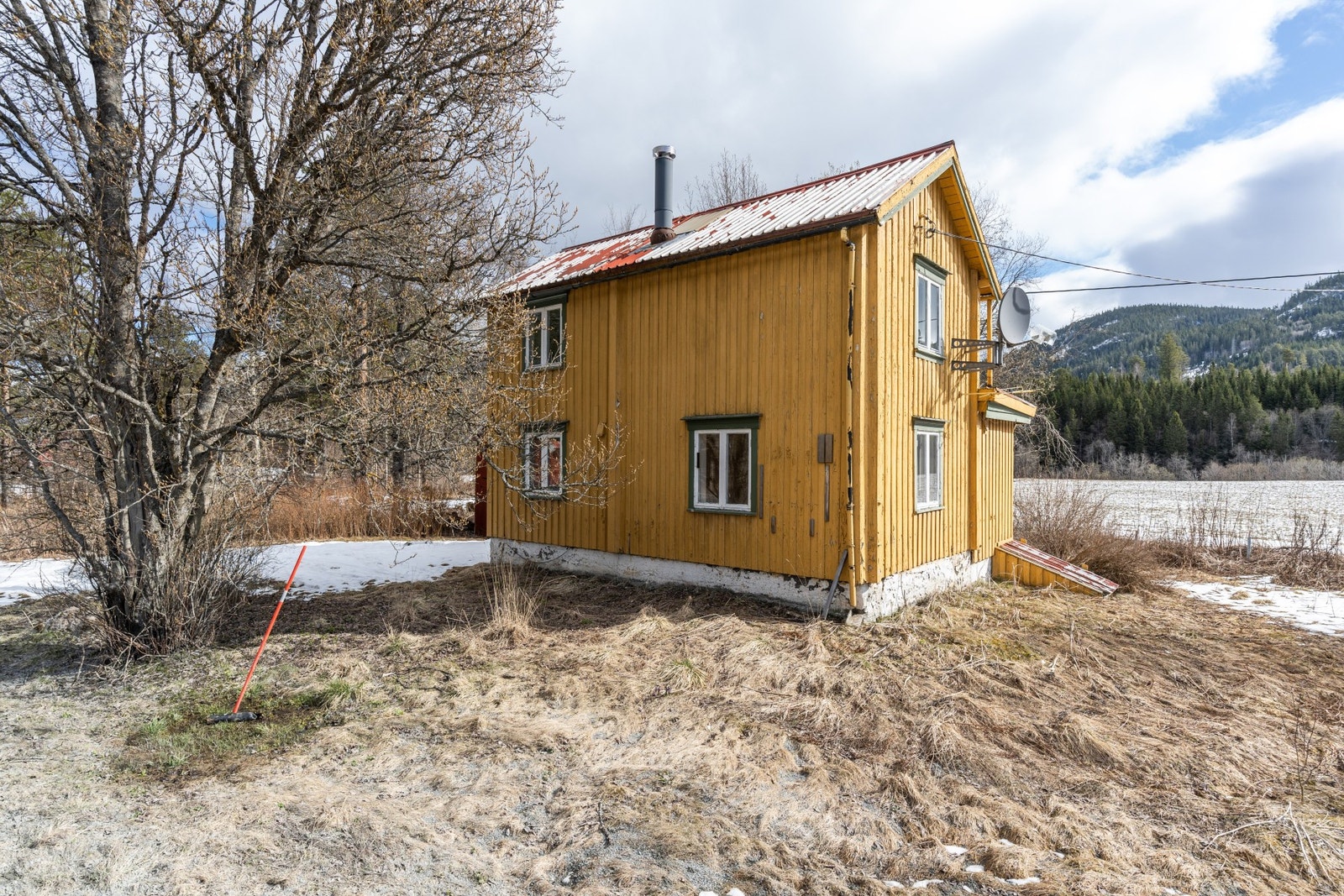 Boligen ble oppført i 1956 og har ikke vært bebodd på flere år. Galleribilde