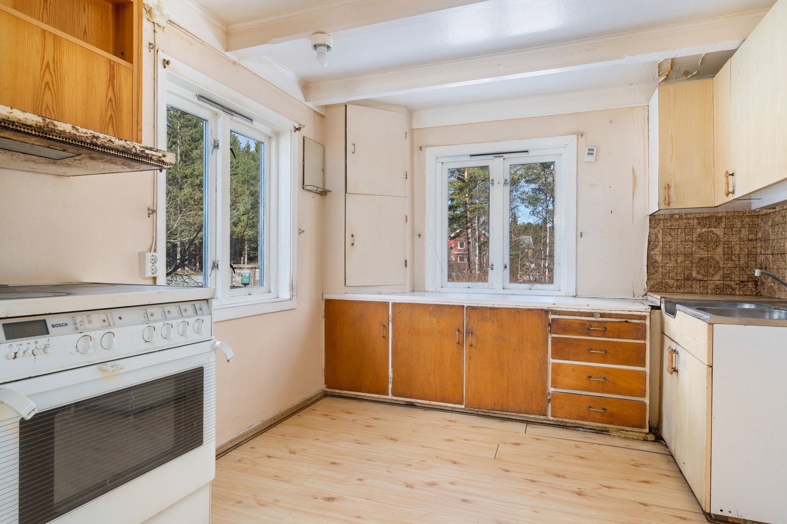 Eiendommen bærer preg av lite vedlikehold, og det må påregnes totalrenoveringskostnader. Galleribilde