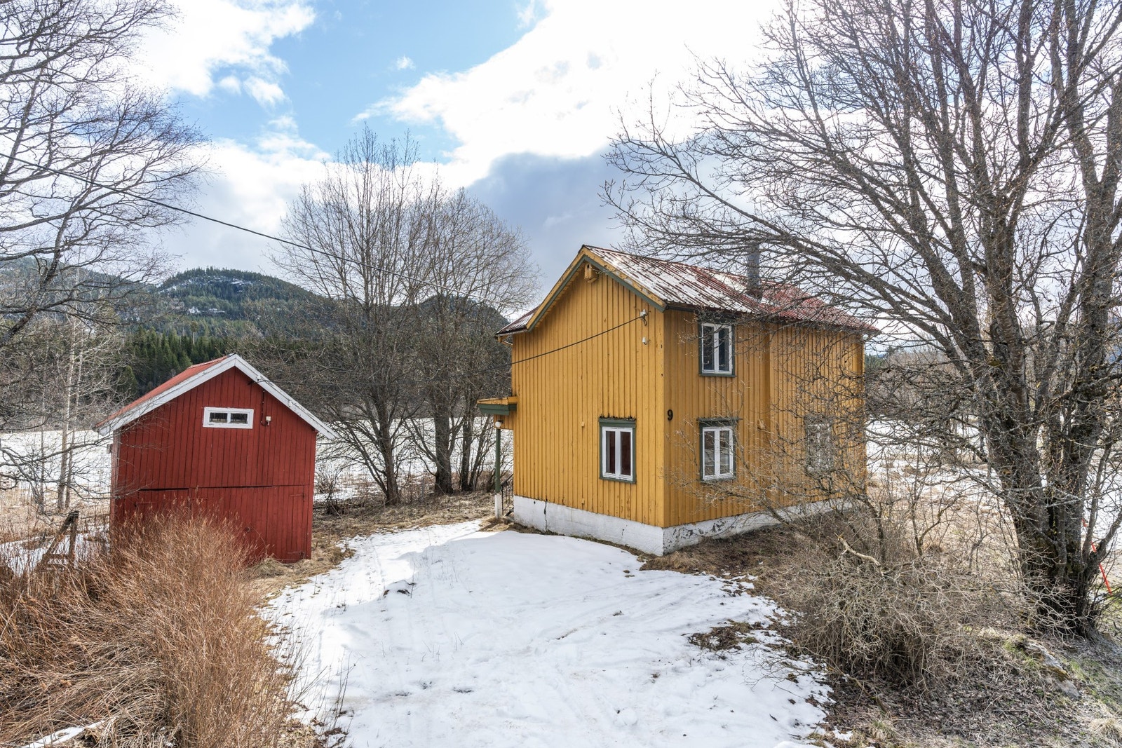 Eiendommen ligger på Storås som er en del av Meldal kommune. Ca. 30 minutters kjøring fra Orkanger. Galleribilde
