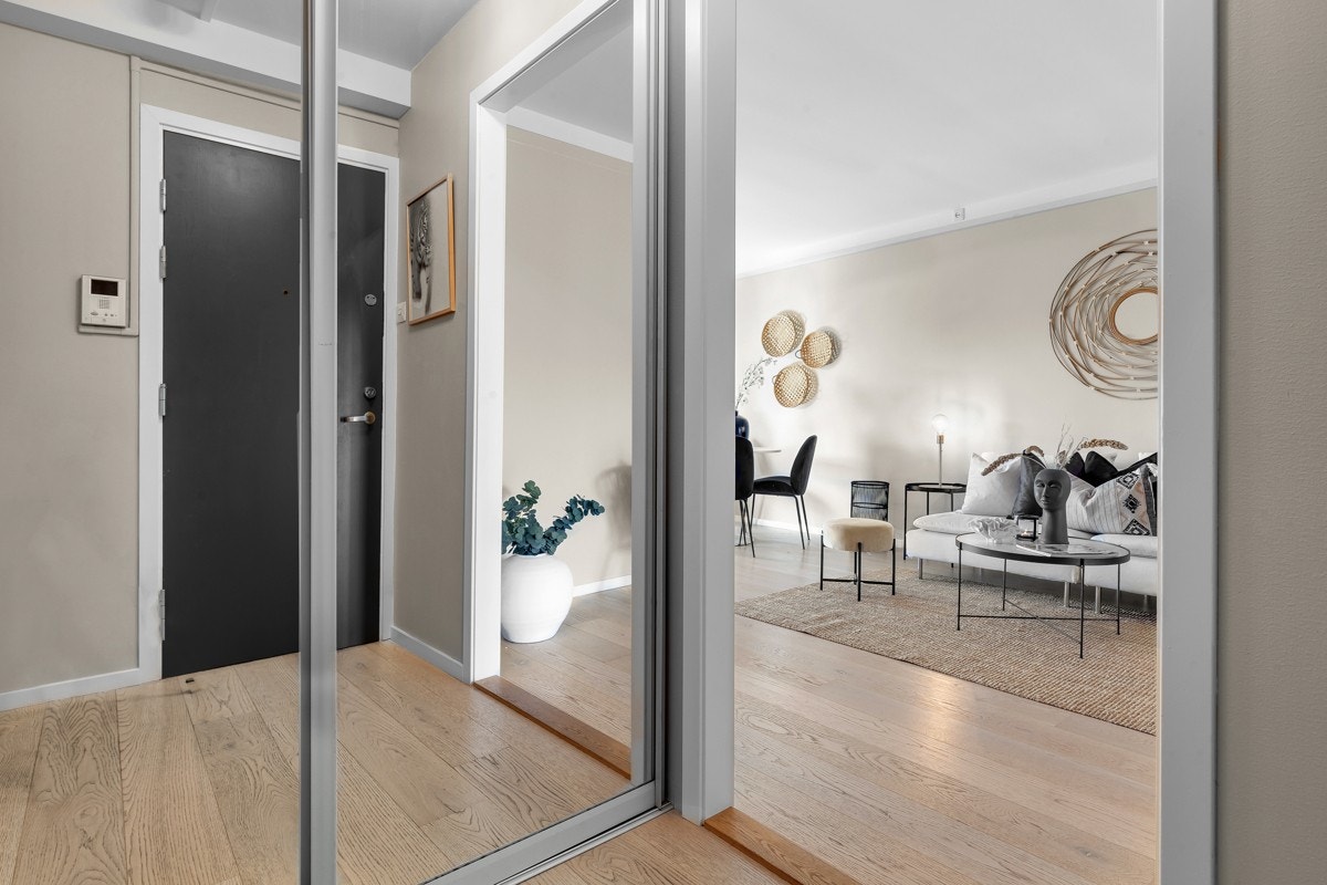 Entreen gir et godt førsteinntrykk av boligen med lyse flater og takhøy skyvedørsgarderobe. Galleribilde