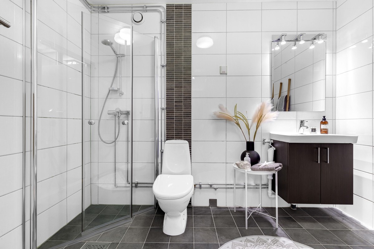 Romslig og pent flislagt bad fra 2003 med gulvvarme og belysning. Badet ble oppgradert av tidligere eier i 2011 med nye fliser og baderomsinnredning. Galleribilde