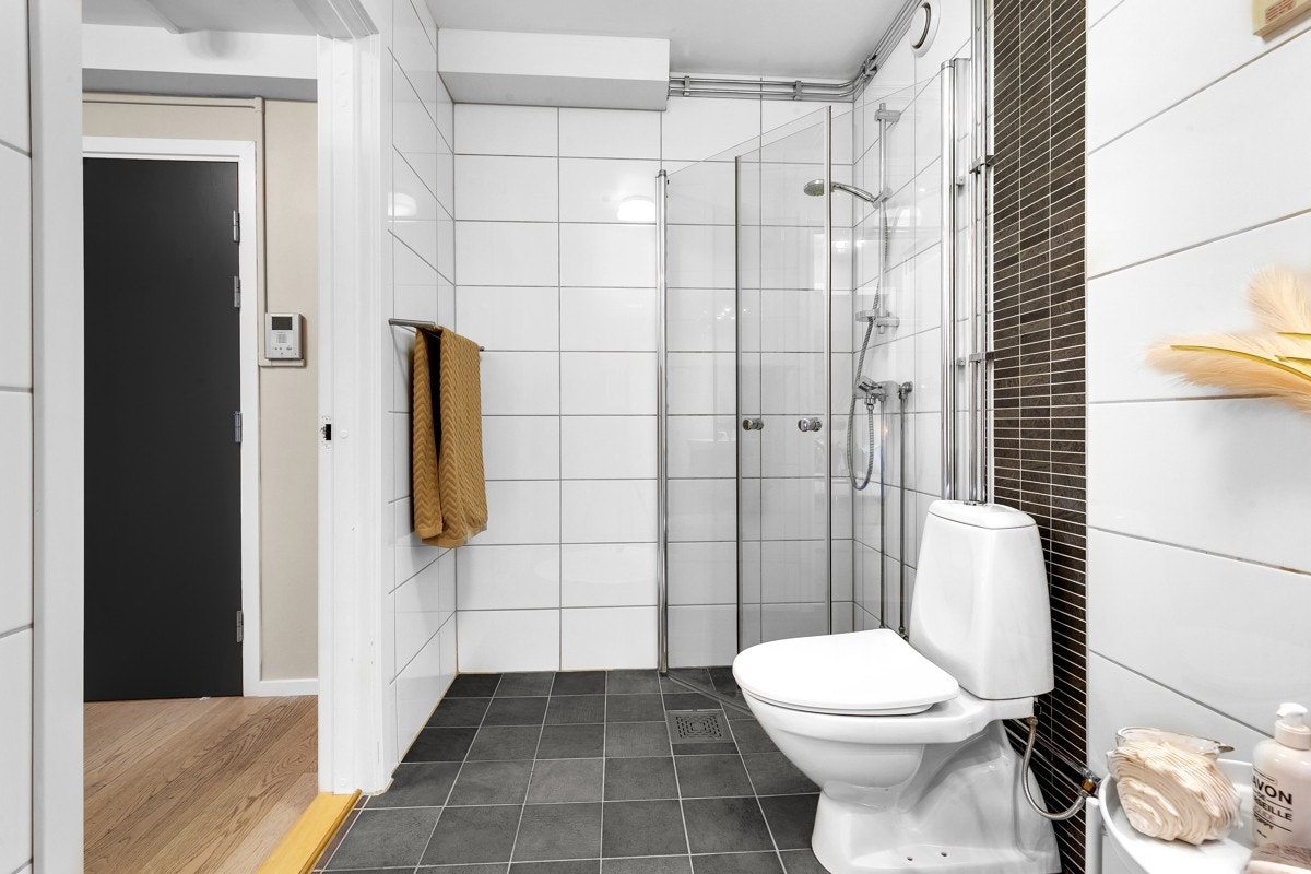 Frittstående toalett, hjørnedusj med innfellbare dusjvegger. Nytt blandebatteri ble installert i dusjen i 2017. Opplegg til vaskemaskin og tørketrommel. Galleribilde