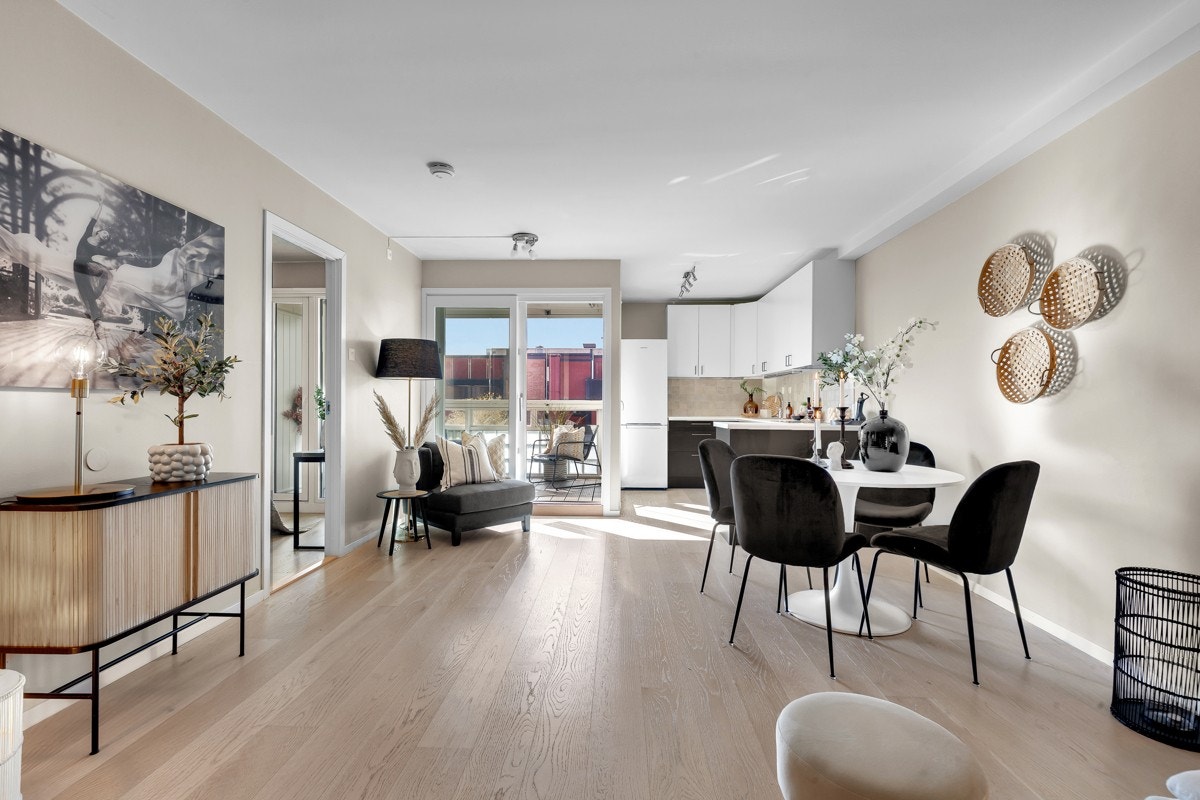 Stuen er luftig og innbydende med takhøyde på 2,45m samt store vindusflater som bidrar med godt naturlig lys. Galleribilde