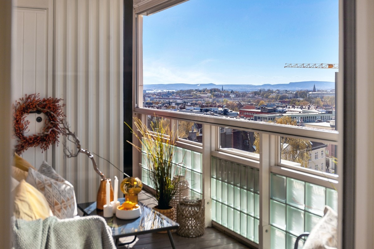 Nyt våren og sommeren her med en god bok eller hyggelig selskap. Galleribilde