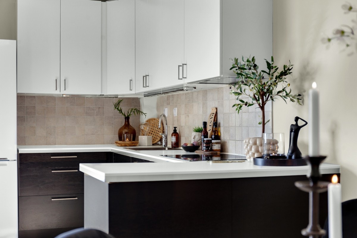 Det er helintegrerte hvitevarer samt nisje til kjøl/frys. Galleribilde