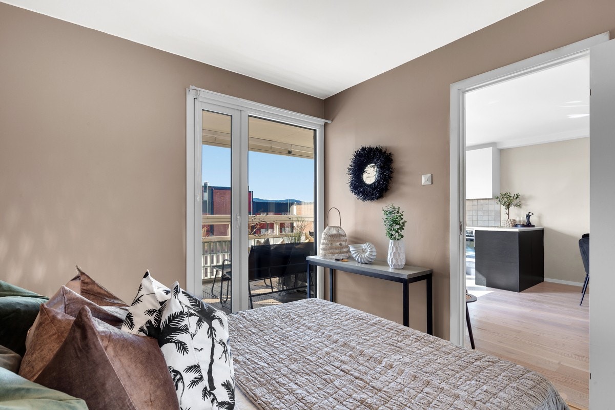 Det er også varmeisolerende vindu på soverommet, hvilket gjør at rommet oppleves som svalt. Galleribilde