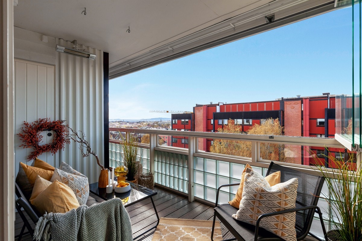 Balkongen er enkel å møblere med sittegrupper, beplantning, lykter og annet ønsket møblement. Galleribilde