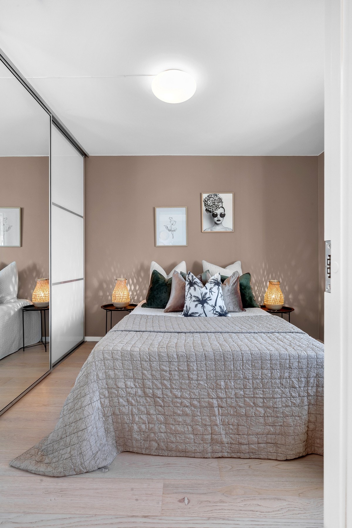 Fint og luftig soverom med god plass til dobbeltseng og tilhørende møblement. Galleribilde