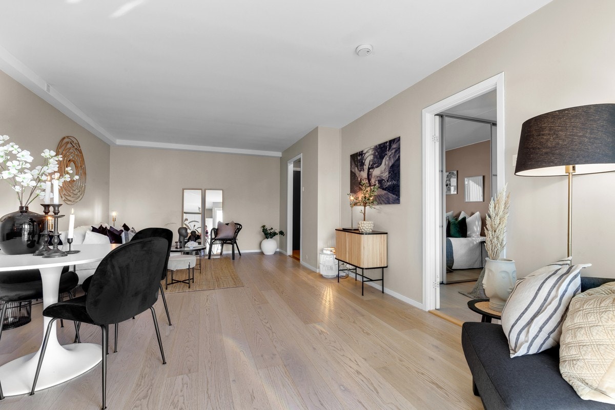 Leiligheten har nymalte vegger i en delikat fargepalett og det er 1-stavs eikeparkett fra 2011. Galleribilde