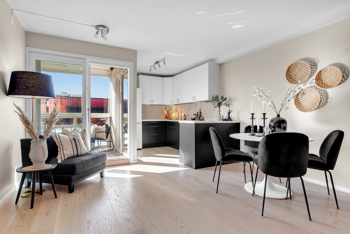 Den åpne løsningen mellom stuen og kjøkkenet gjør at rommet oppleves større. Galleribilde