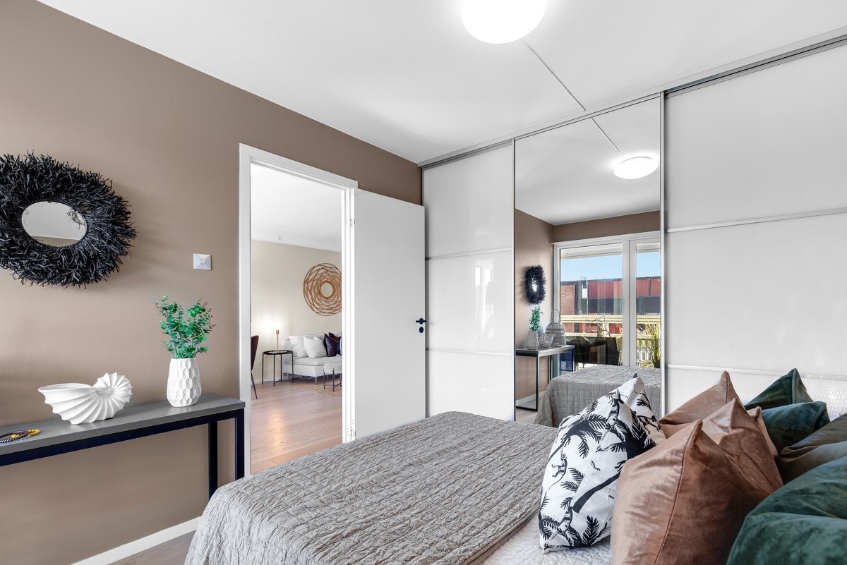 Rommet er innredet med takhøy skyvedørsgarderobe med rikelig lagringsplass. Galleribilde