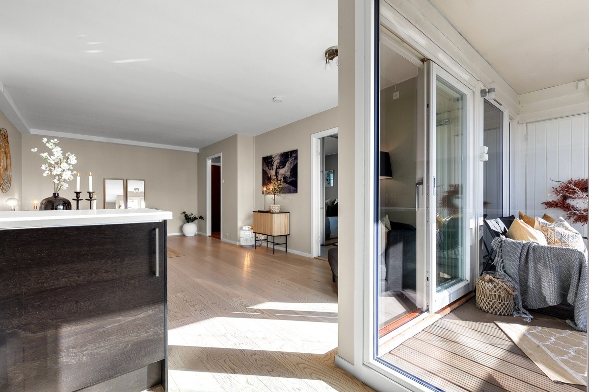 Kjøkkenet er praktisk utformet med gode arbeidsflater og lagringsplass i skuffer og skap. Galleribilde