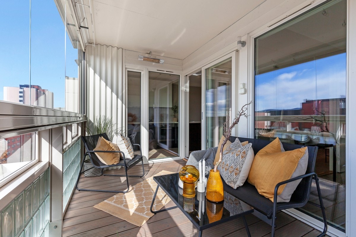 Balkongsesongen forlenges av terrassevarmer samt glassene, som kan skyves helt eller delvis til side for åpen løsning. Galleribilde