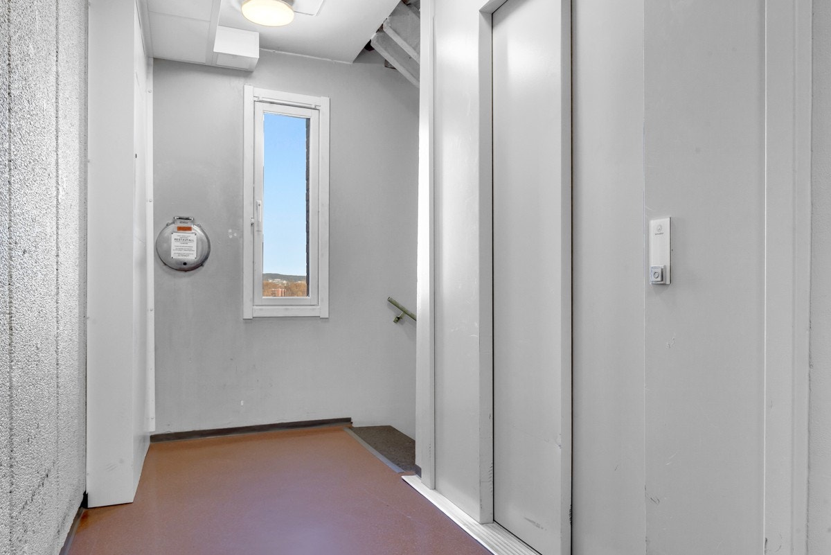 Fra bakkeplan er det heisadkomst til leilighetsplan i 8. etasje. Heisen går også til garasjekjelleren. Det er også søppelsjakt i 8. etasje. Galleribilde