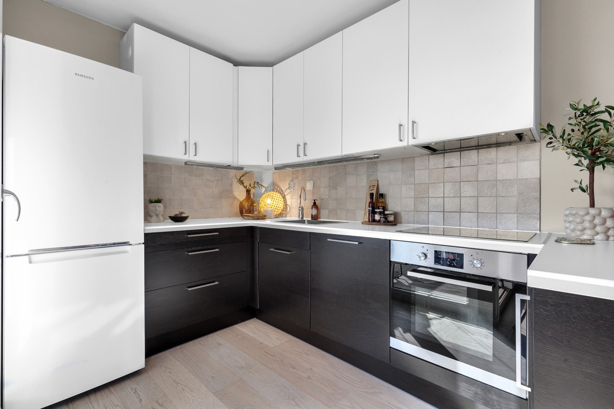 Kjøkkenet er godt utstyrt med beigetonede fliser over benk, rustfri oppvaskkum, ett greps blandebatteri og ventilator. Galleribilde