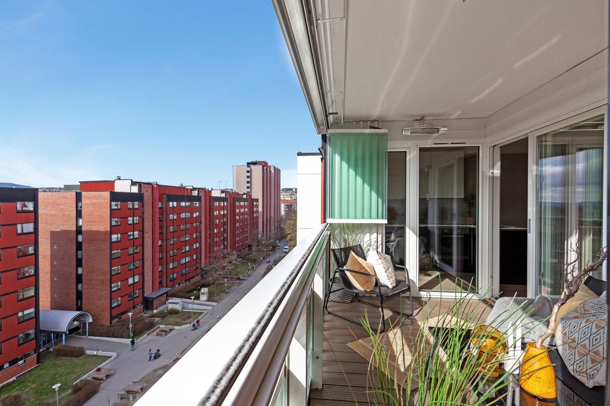 Balkongen på 8 kvm vender mot vest med svært gode solforhold ettermiddag mot kveld. Galleribilde