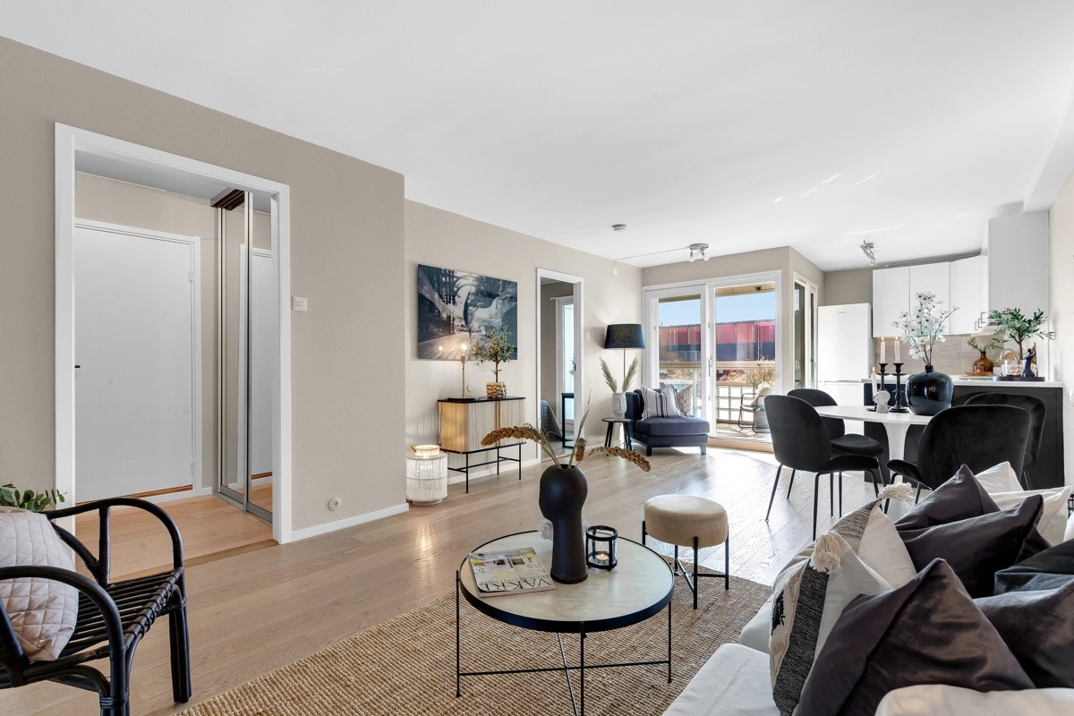 Stuen har flere møbleringsmuligheter med god plass til sofamøblement, tv-møbel og spisestue. Galleribilde