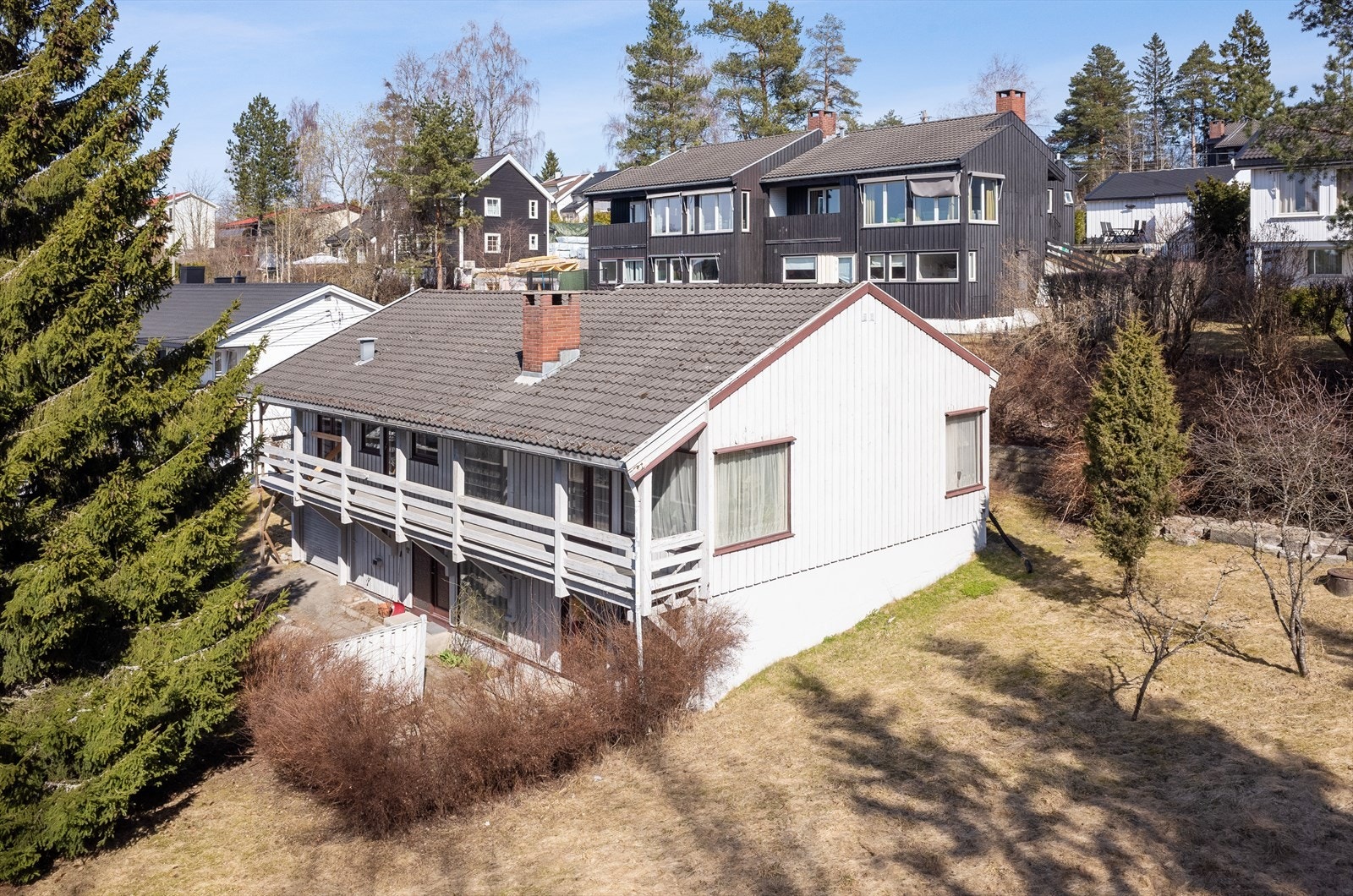 Eiendomsmegler 1 v/megler Nima Oghani presenterer denne innholdsrike enebolig m/stort potensial - Oppussingsobjekt - Hjørnetomt ca 800m² - Garasje - Sokner til Høybråten skole Galleribilde