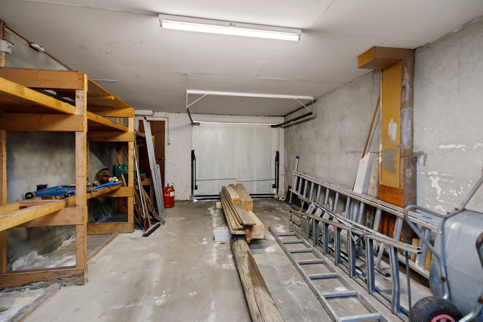 Romslig garasje. Galleribilde