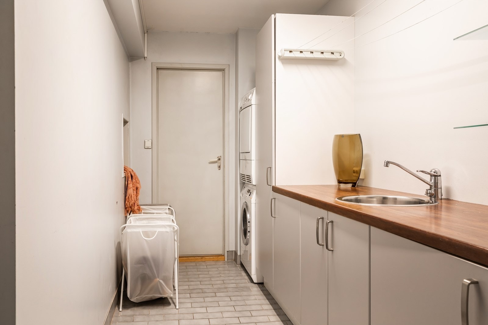 Praktisk vaskerom med opplegg for vaskemaskin, sluk i gulvet og utslagsvask. Flislagt gulv med varmekabler. Videre fra vaskerommet har man tilgang til et stort bodareal på ca. 15 m². Galleribilde