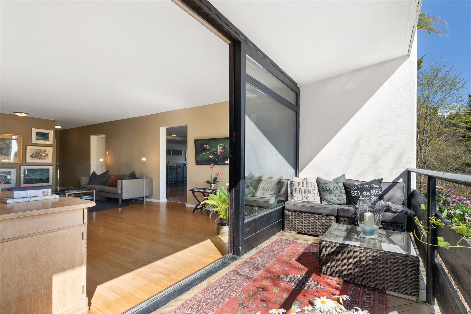 Terrassen har godt med plass til utemøblement og strekker seg rundt bygget hvor man også har utgang fra soverommet. Galleribilde