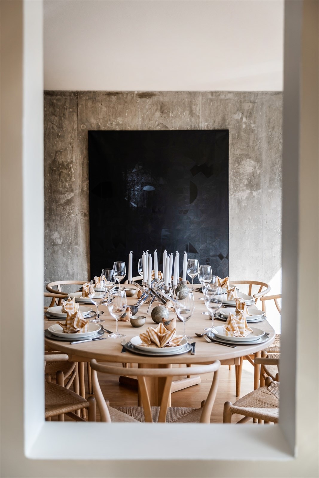 Smarte løsninger som åpning mot spisestuen bærer lyset gjennom leiligheten. Galleribilde