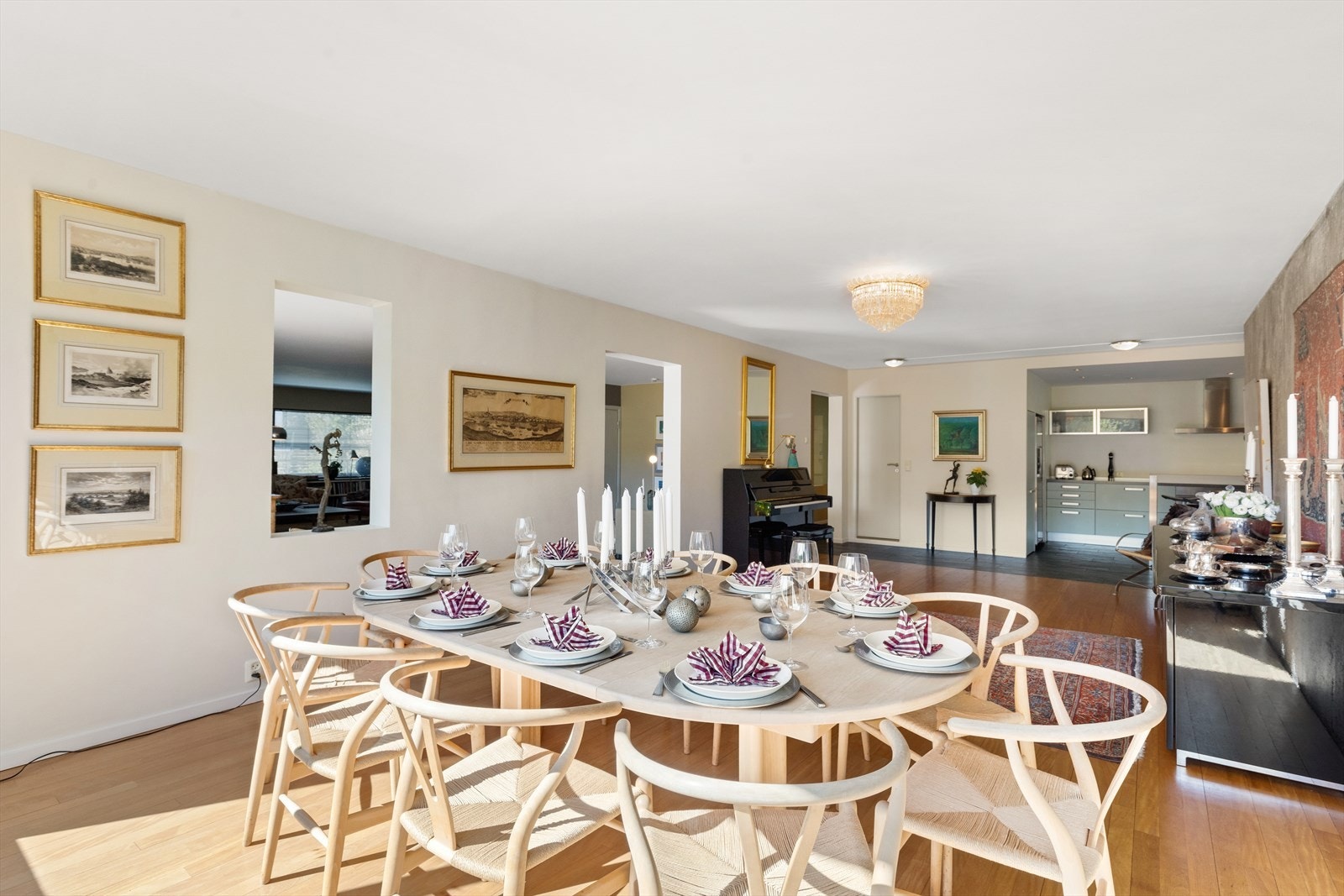 Leiligheten har utrolig god plass å boltre seg på og er delt opp i flere naturlige seksjoner for spising, TV-titting og det sosiale. Galleribilde