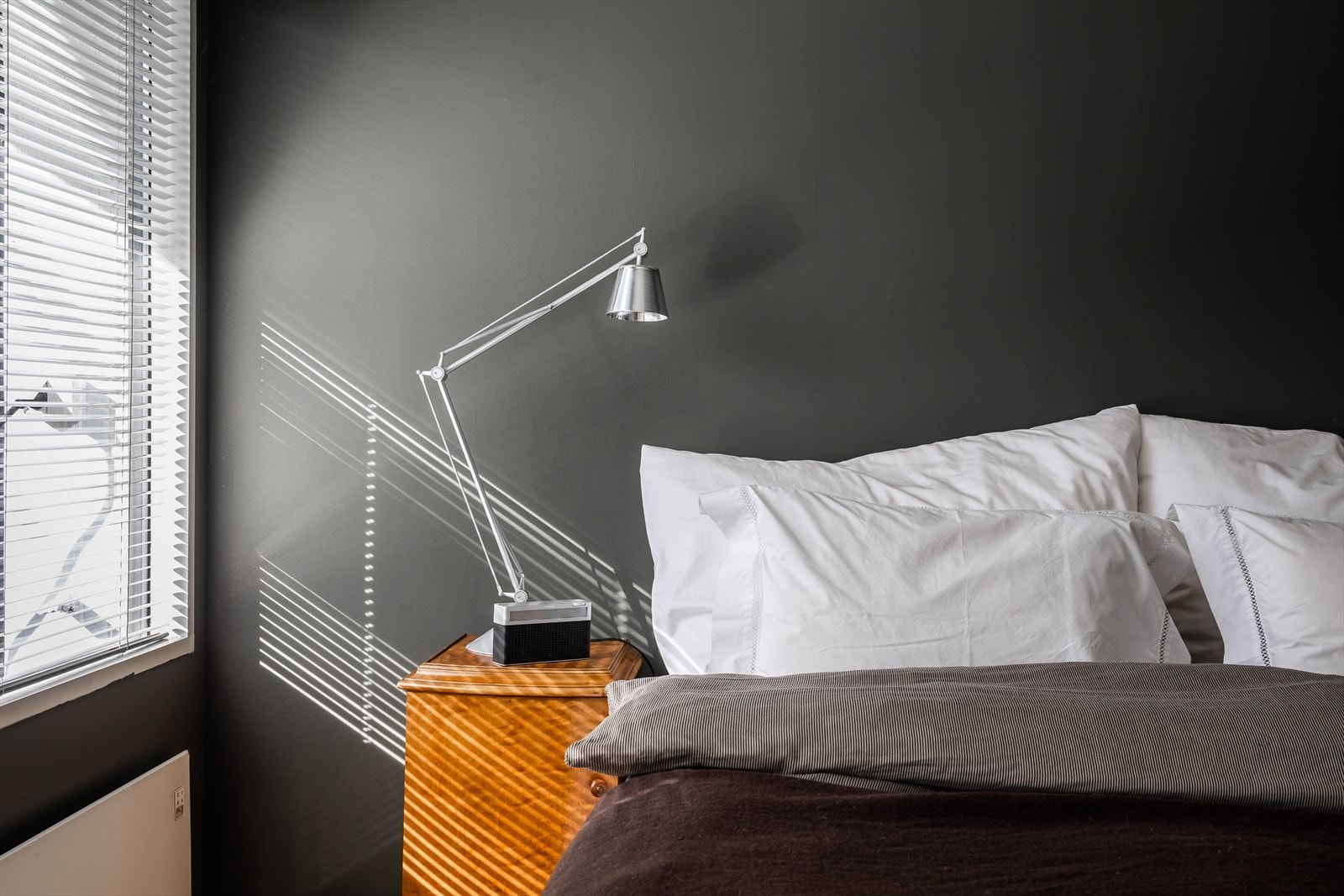 De store vindusflatenene gir godt lysinnslipp til rommet og man har utgang til terrassen her også. Galleribilde