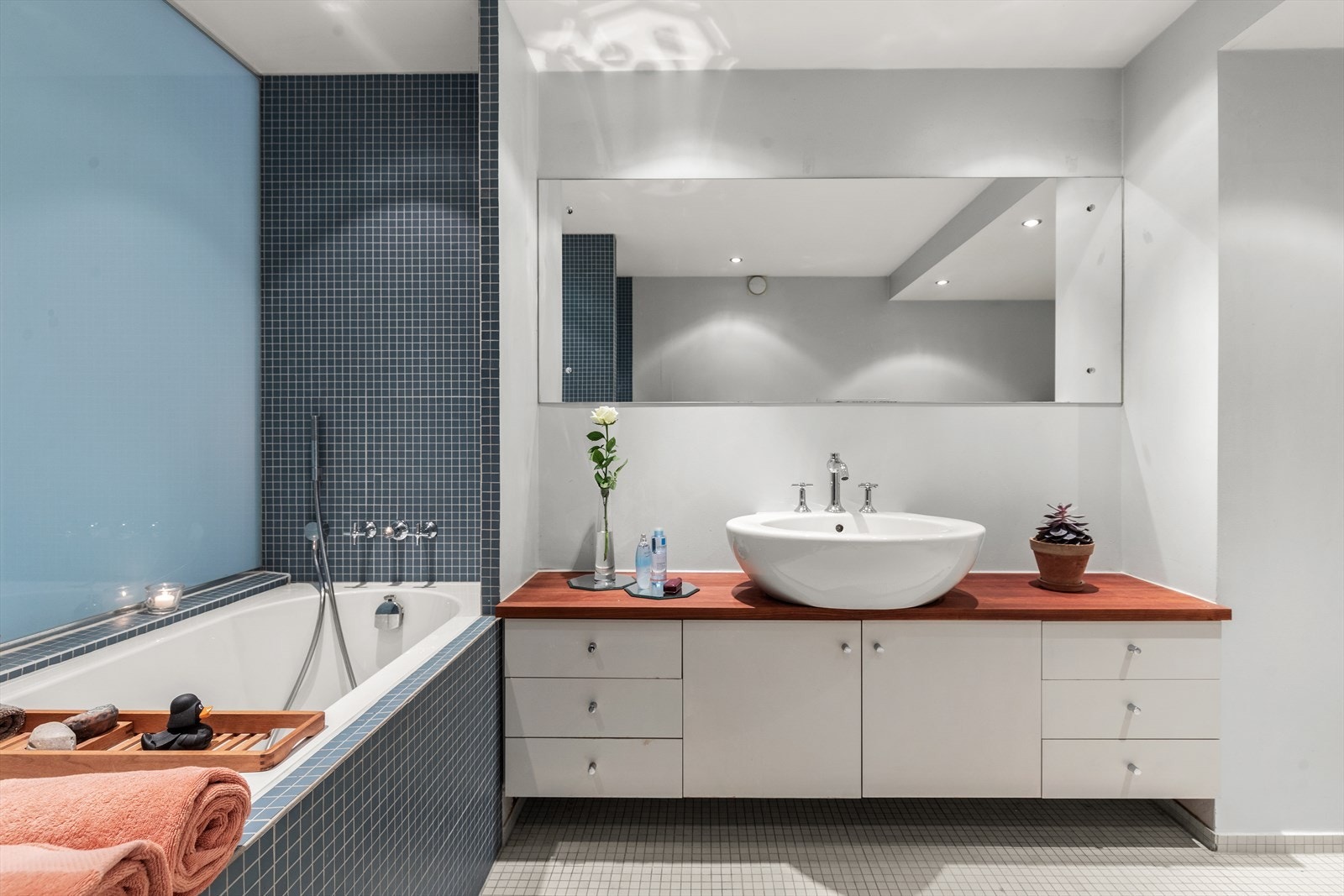 Badet er flislagt på gulv og vegg i våtsoner, med varmekabler i gulv. Galleribilde