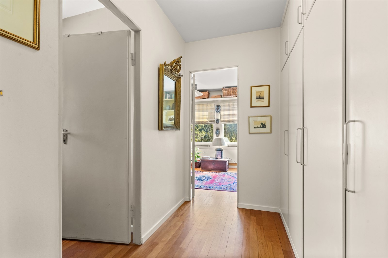 De to andre soverommene ligger i en egen "fløy" og har godt med plass til både seng og garderobeløsninger. Utenfor soverommene er det en egen gang som gir godt med oppbevaringsplass i skap. Galleribilde