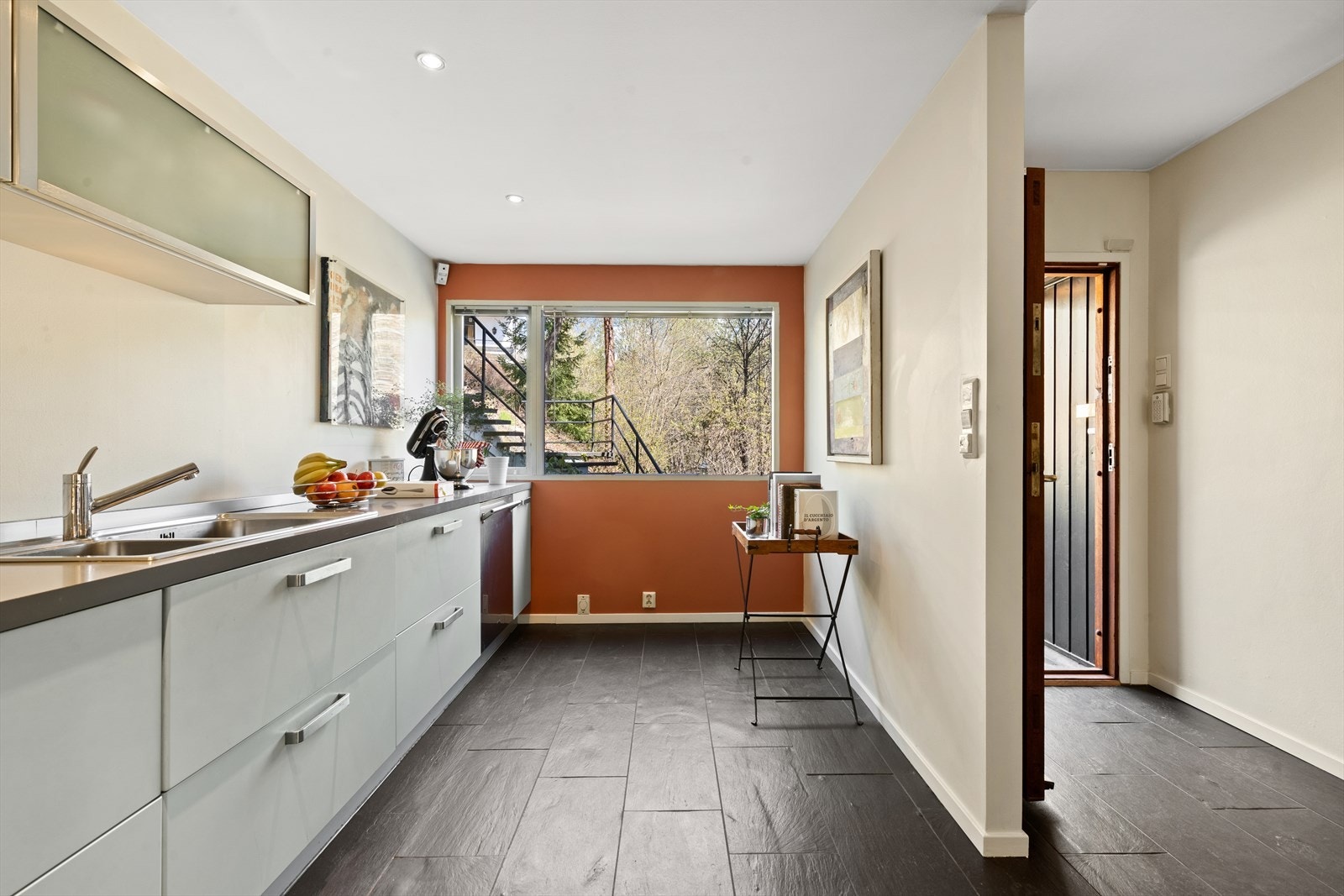 De store vindusflatene både på kjøkken og i spisestue gir godt med lysinnslipp i rommet. Galleribilde