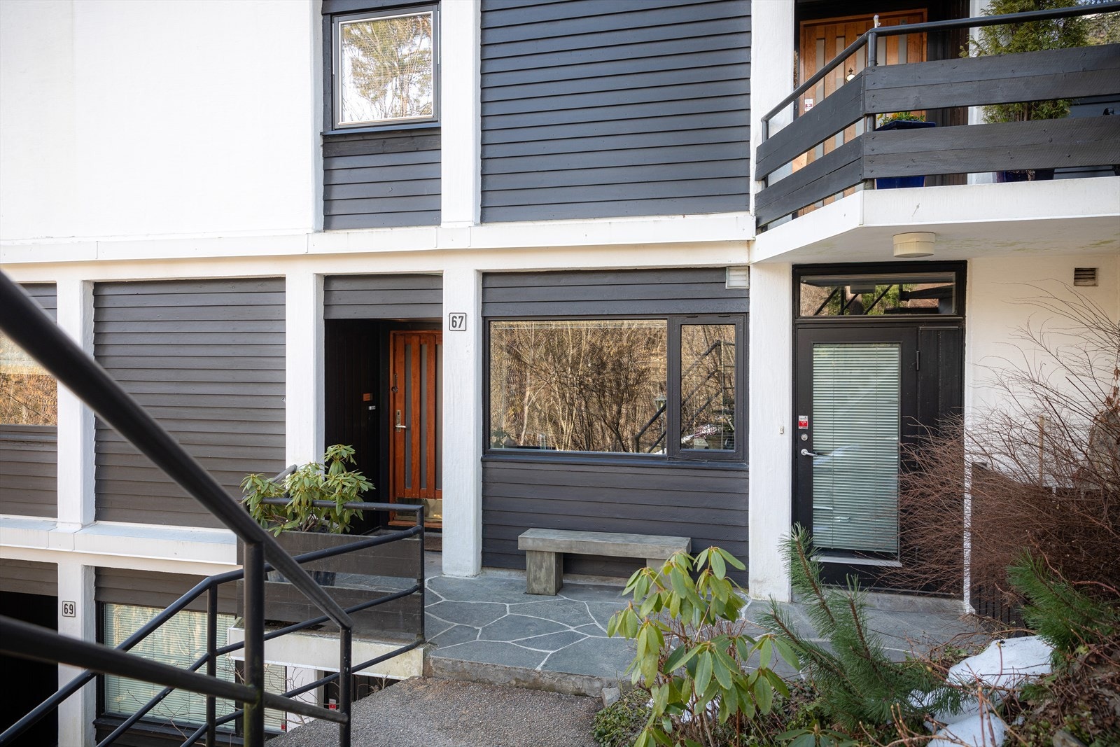Adkomst med egen inngang til leiligheten via oppvarmet trappeoppgang. Hybeldel på høyre side har også egen inngang. Galleribilde