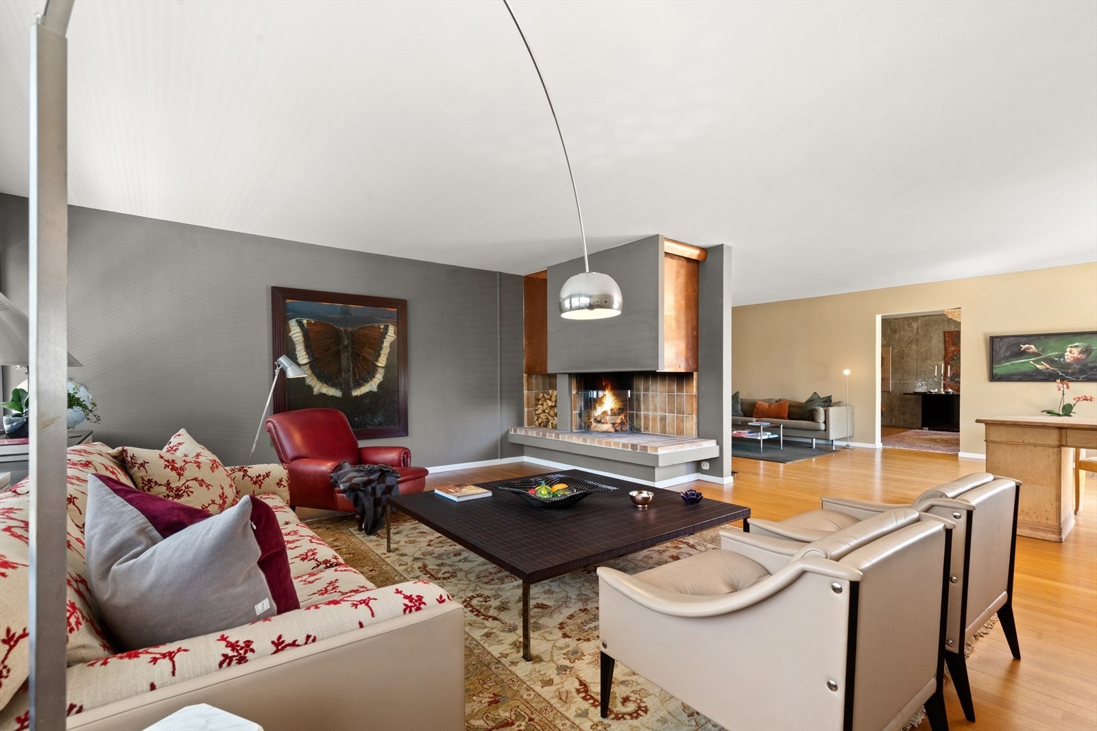 Meget romslig stue som er oppdelt i naturlige soner for både TV-titting, kaffekrok, arbeidsplass/hjemmekontor og sosiale samlinger. Galleribilde