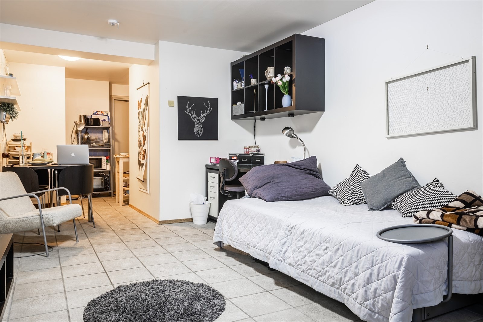 Hybel med egen inngang som er bestående av entre/stue, kjøkkendel og bad. Galleribilde