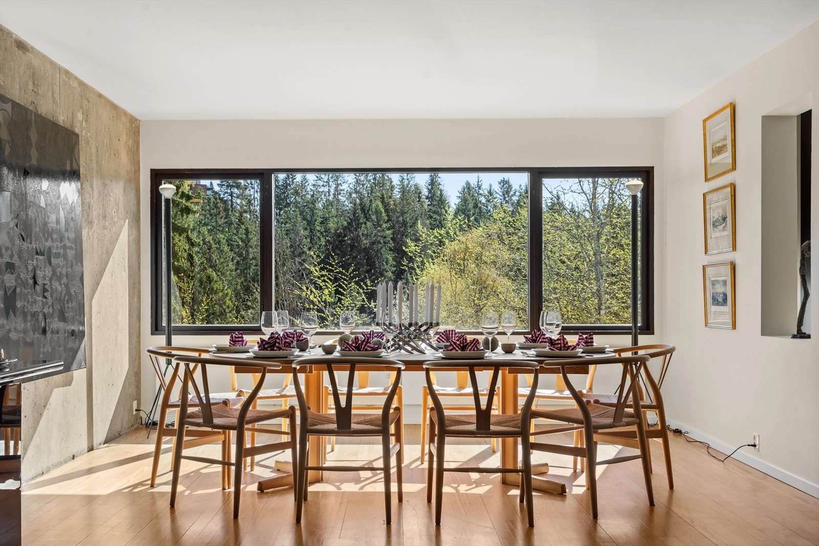 Leiligheten og spisestuen er ideell for sosiale sammenkomster med både venner og familie. I spisestuen er det god plass til stor spisegruppe. Galleribilde