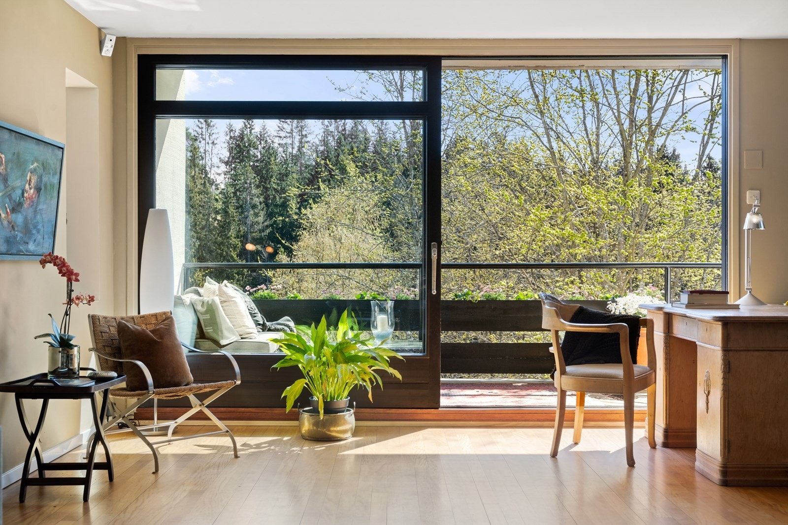 Videre fra stuen har man utgang til en stor terrasse på hele 30 m² med fritt utsyn mot Mærradalen. Galleribilde