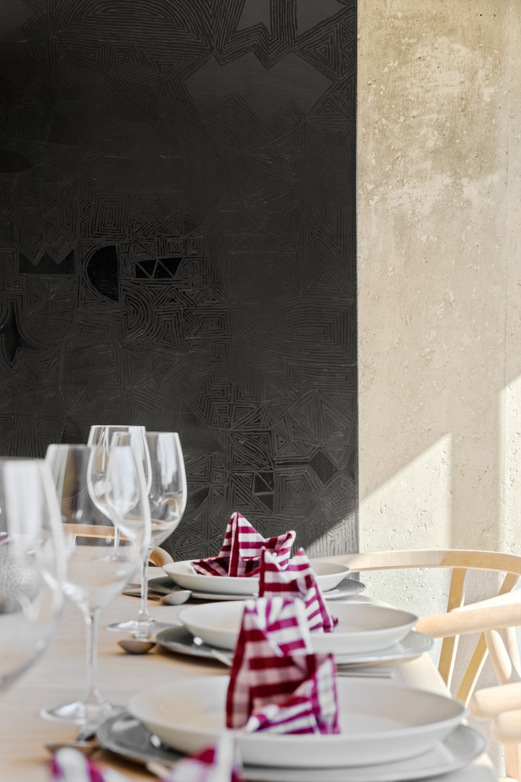 Den store betongveggen sammen med det originale tregulvet gir en harmonisk helhet til spisestuen. Galleribilde