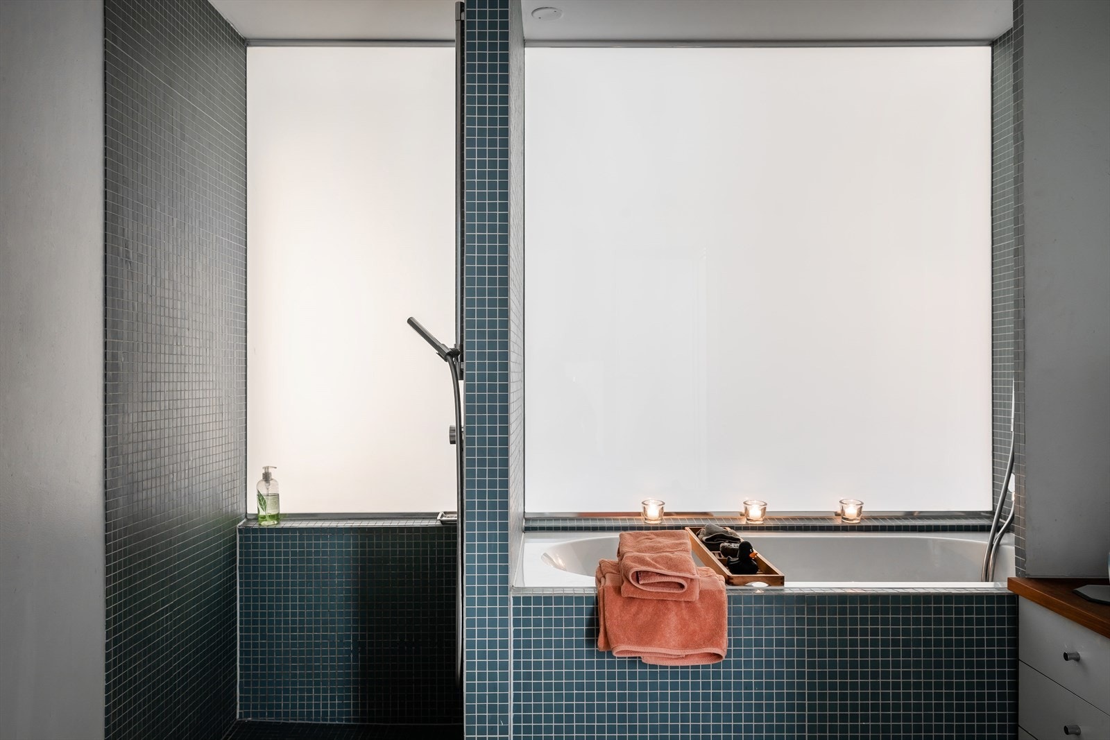 Smart løsning med frostet glass mot gang bidrar til naturlig lysinnslipp på badet. Galleribilde