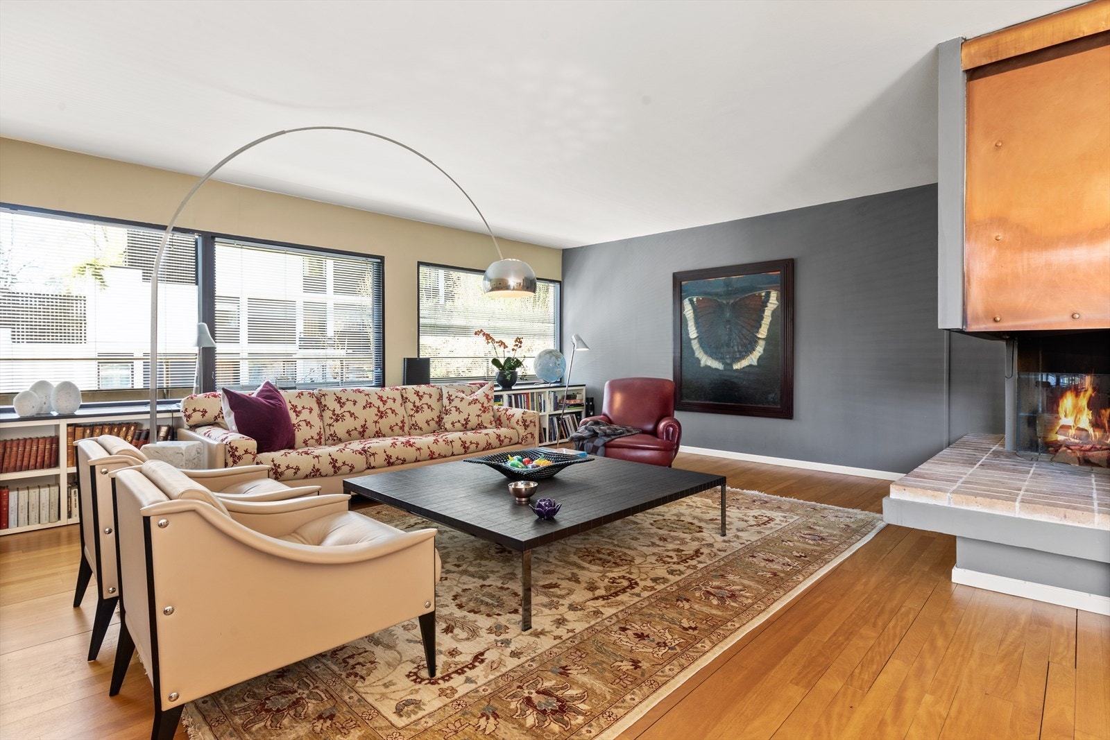 I stuen er det god plass til flere sittegrupper, sofabord og tilhørende møblement. Galleribilde