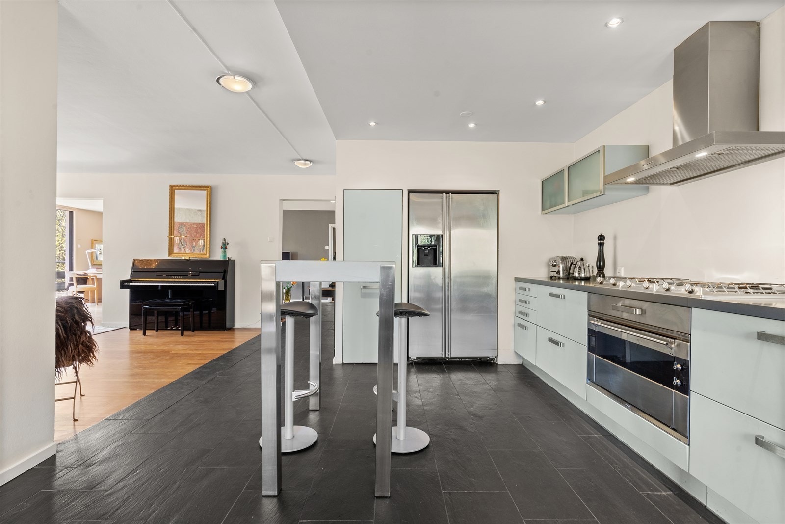 Påkostet italiensk kjøkkeninnredning fra Varenna/Poliform med veldig mye skap- og benkeplass. Galleribilde