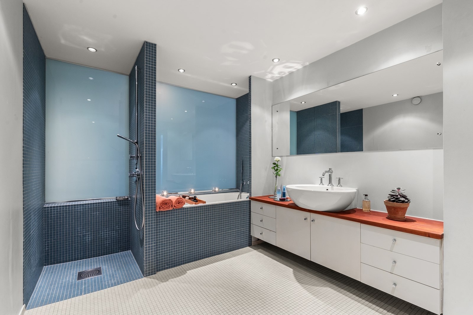 Delikat, innholdsrikt og romslig baderom med inngang fra hovedsoverom. Galleribilde