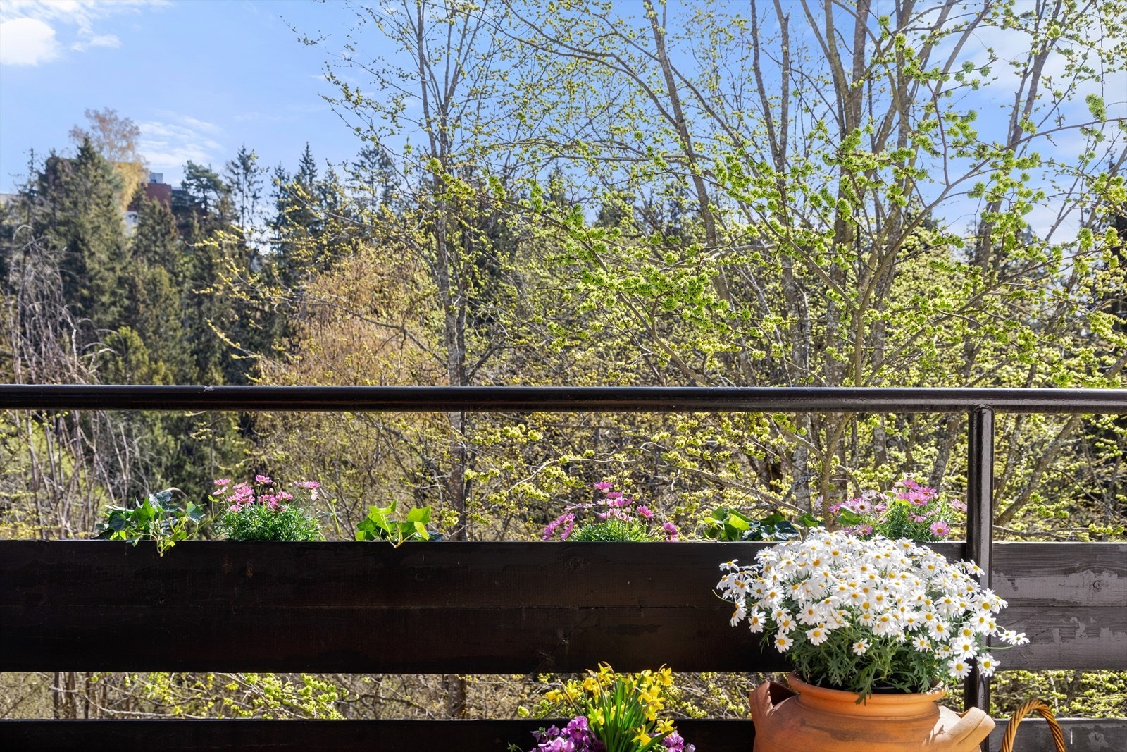Leilighetenligger fritt og luftig med gode sol og lysforhold, og det er fine turstier i nabolaget. Nærhet til store friområder med et rikt fugl- og dyreliv. Galleribilde