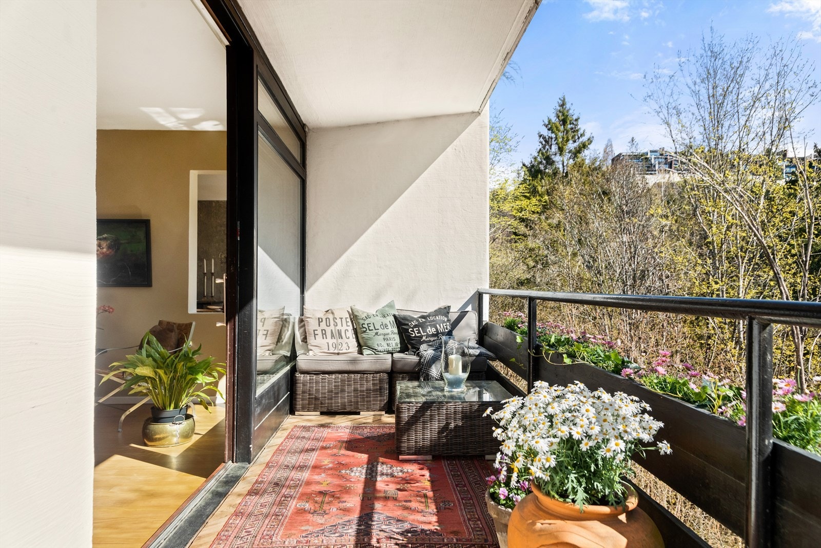 Boligen ligger grensende til Mærradalen, et frodig dalsøkk der naturen betegnes som flott og dramatisk. Galleribilde