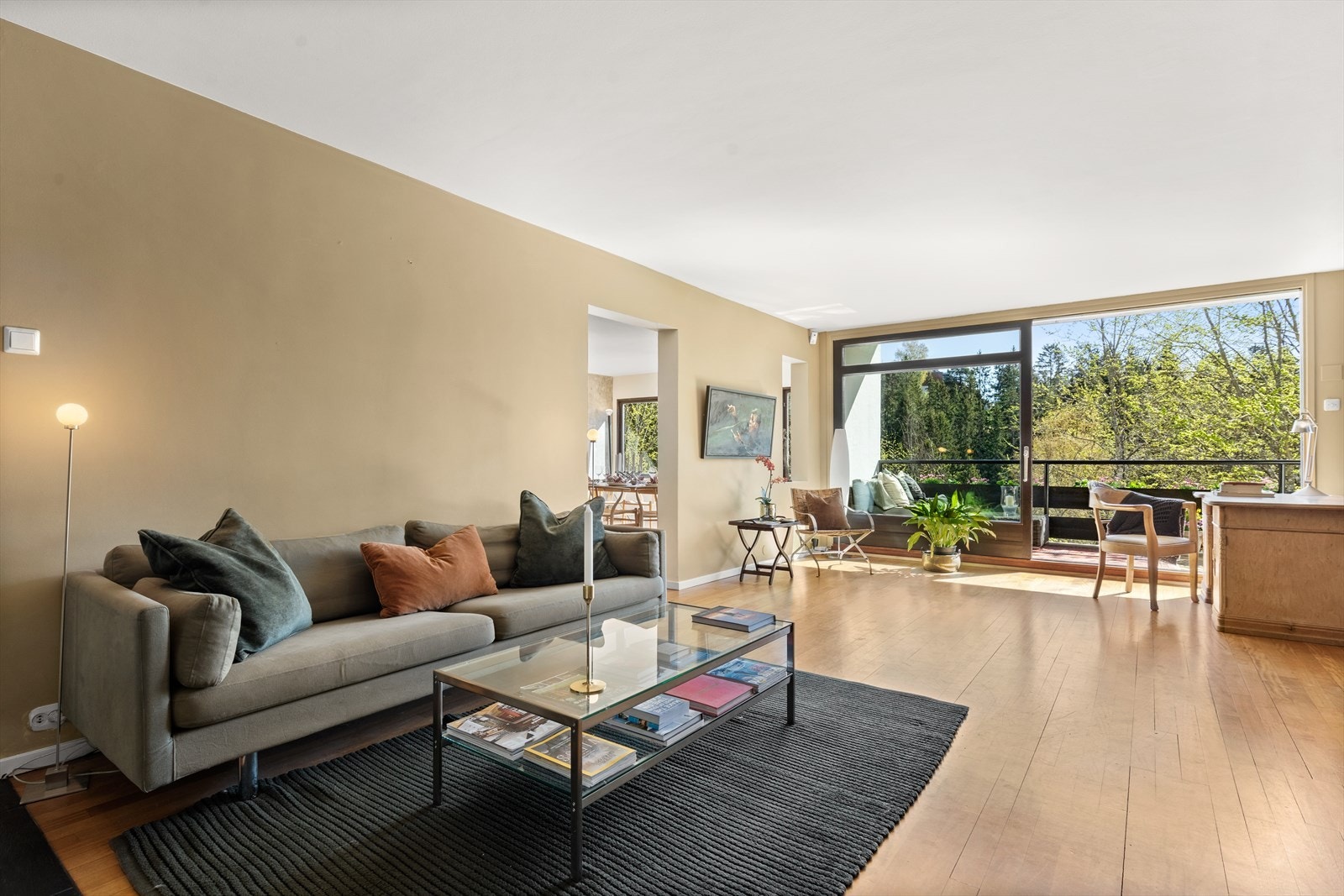 Frodig utsyn fra stuen. Galleribilde