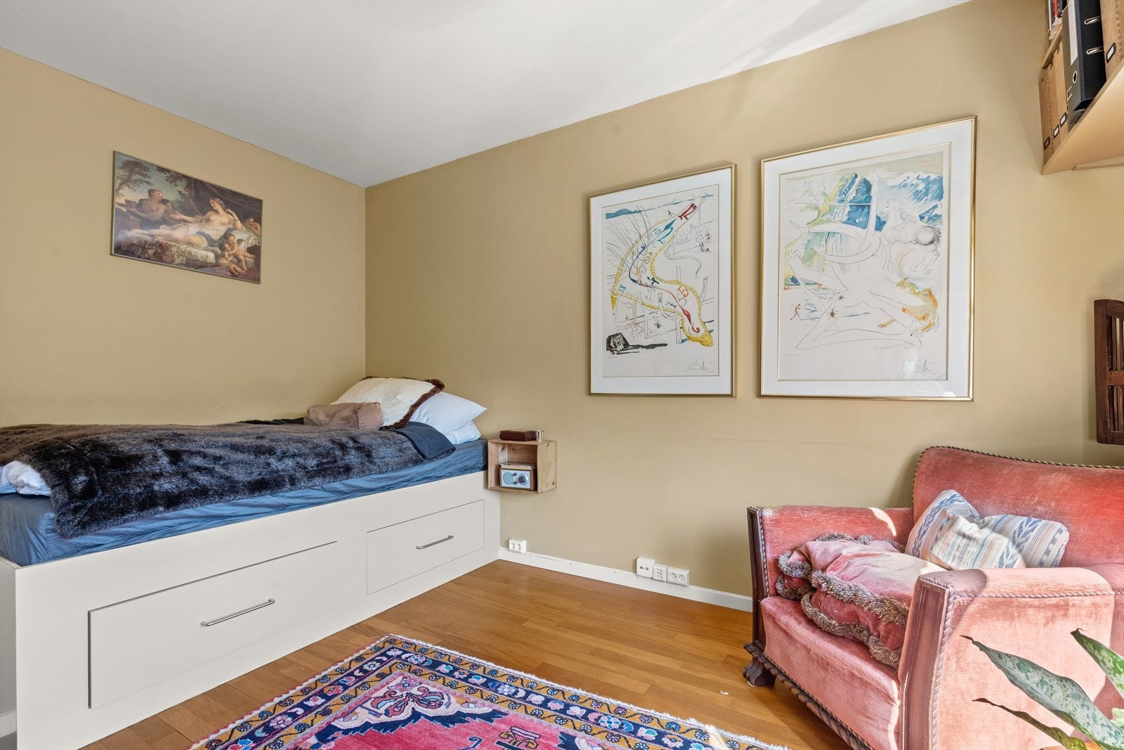 Begge soverommene har plassbygget seng med skuffer som kan brukes til oppbevaring. Vinduene er vendt mot rolige omgivelser og gir godt lysinnslipp. Galleribilde