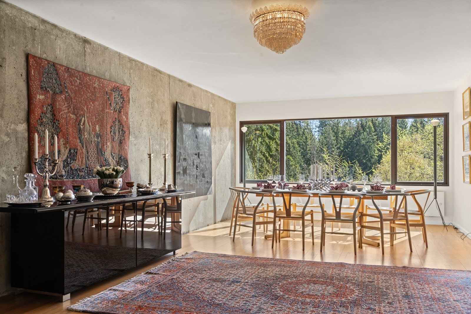 De store vindusflatene med fantastisk utsyn til idylliske Mærradalen bidrar til rikelig med lysinnslipp. Galleribilde