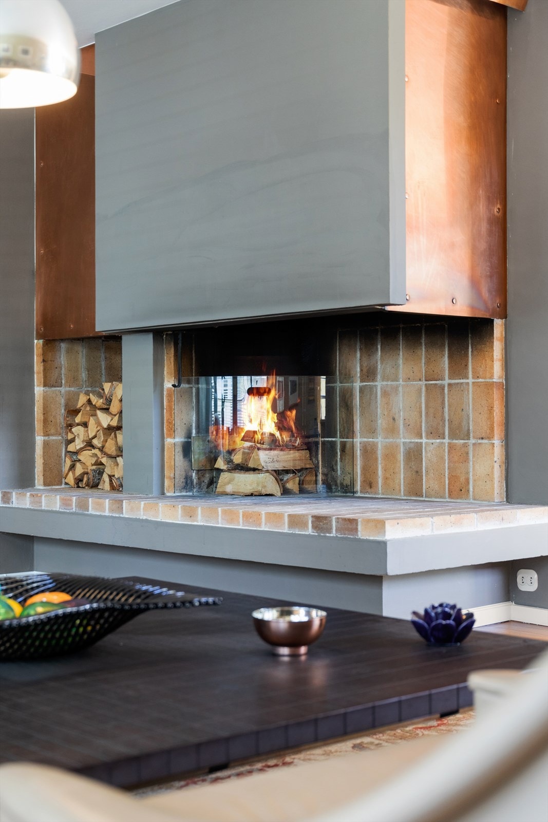 Fantastisk åpen peis som bidrar til en lun atmosfære og gode oppvarmingsmuligheter. Galleribilde