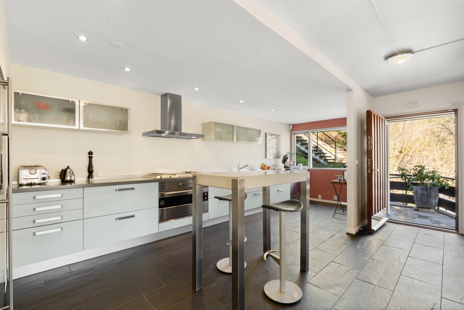 På kjøkken og i entré er det flislagt gulv med underliggende varmekabler. Galleribilde