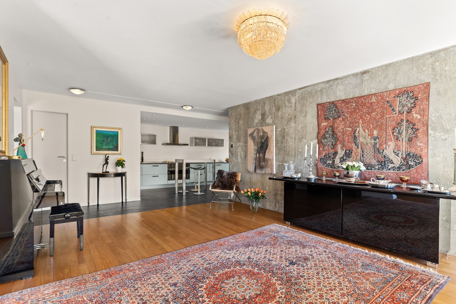 Fra spisestuen er det en delvis åpen løsning mot kjøkkenet. Galleribilde